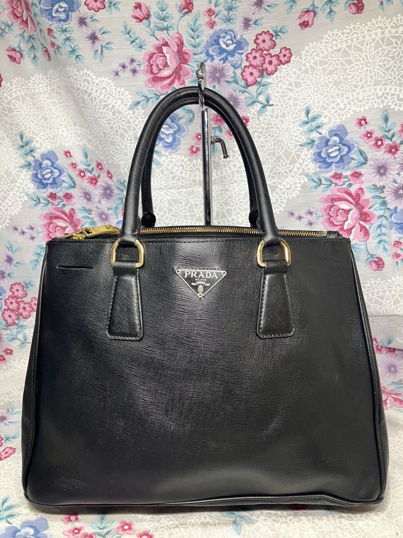 PRADA BLACK SAFFIANO LUX LEATHER HAND BAG (Category: Shoulder Bags) located in General Mariano Alvarez. Submitted by adonid (Listing ID 1464974485, Image 1). Description: PRADA BLACK SAFFIANO LUX LEATHER HAND BAG GOOD CONDITION NORMAL SIGN OF USAGE ONLY.
