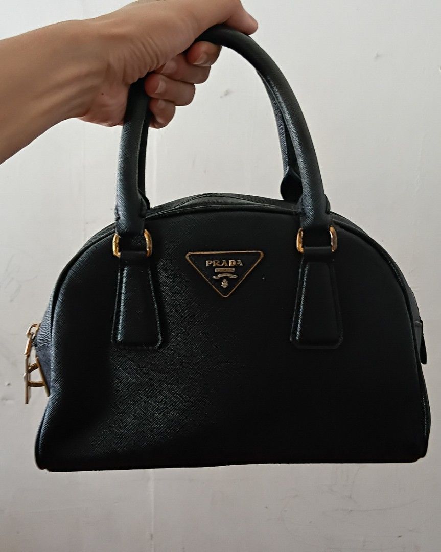 PRADA HANDBAG (Category: Shoulder Bags) located in Legazpi City. Submitted by nashaiza (Listing ID 1465000907, Image 1). Description: Prada Handbag Color: Black Made in Italy Code: 8 Lampo under zipper Gold Hardware *authenticity not guarantee MOP: GCash Courier: J&T Express.
