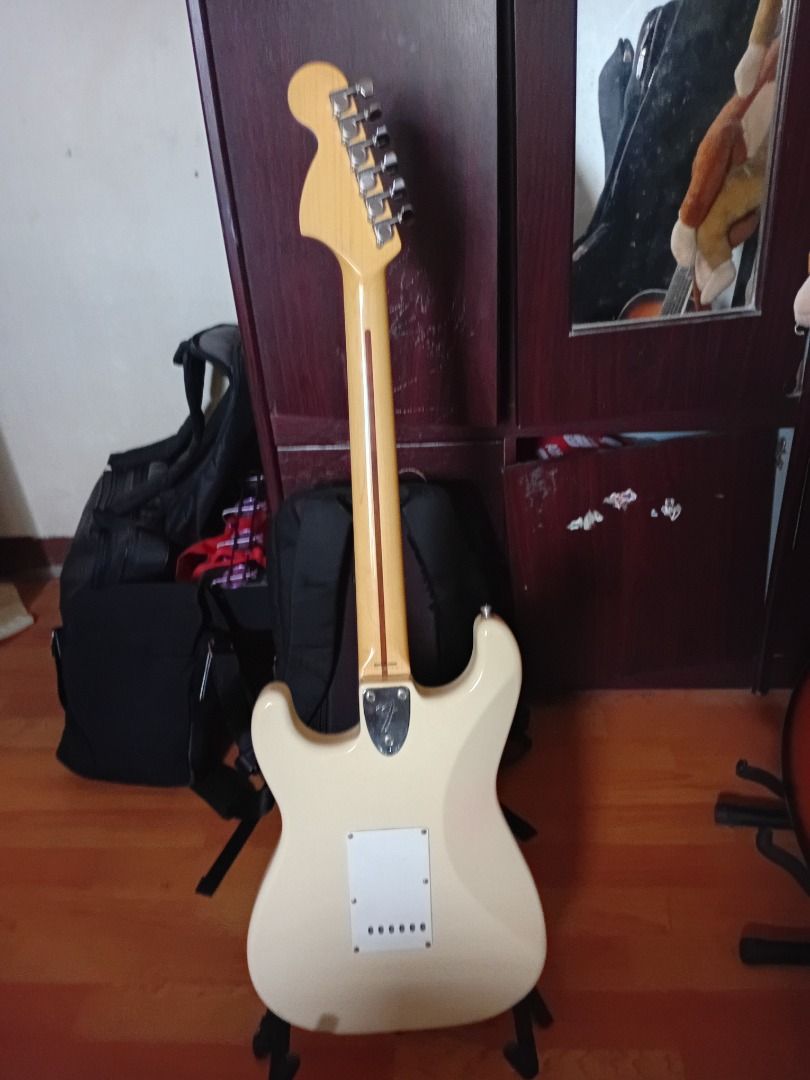 Preloved Fender stratocaster MIJ (Category: Musical Instruments) located in Caloocan City. Submitted by kulasandni07557 (Listing ID 1464991368, Image 2). Description: Fender strat MIJ ,good as new, bought in japan 3x lang nagamit, pwede sa maselan,w/ fender gig bag Bulakan area Rfs: need funds.