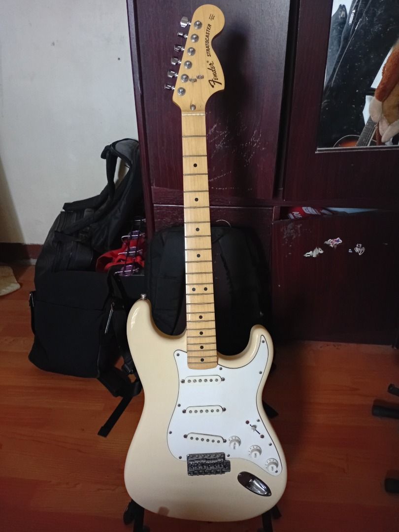 Preloved Fender stratocaster MIJ (Category: Musical Instruments) located in Caloocan City. Submitted by kulasandni07557 (Listing ID 1464991368, Image 1). Description: Fender strat MIJ ,good as new, bought in japan 3x lang nagamit, pwede sa maselan,w/ fender gig bag Bulakan area Rfs: need funds.