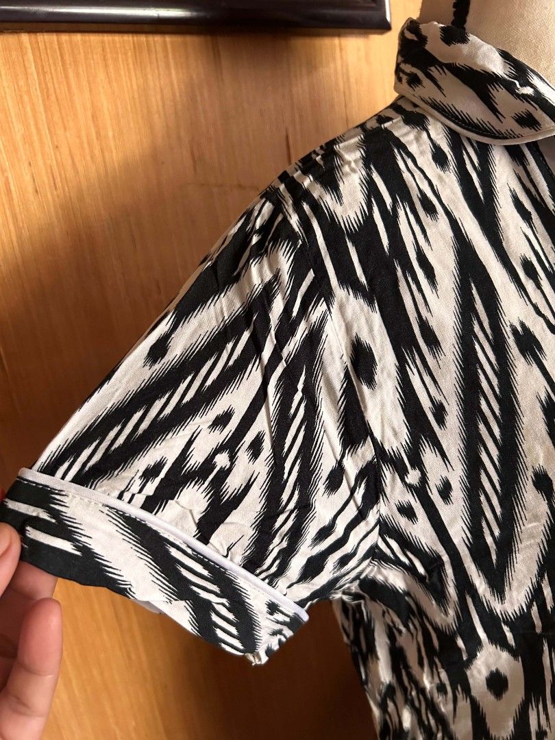 Printed Sleepwear (Category: Undergarments & Loungewear) located in Alicia. Submitted by glambercena (Listing ID 1465024946, Image 3). Description: fits to Medium Cotton fabric bought online but not ukay. rfs: too small na for me.