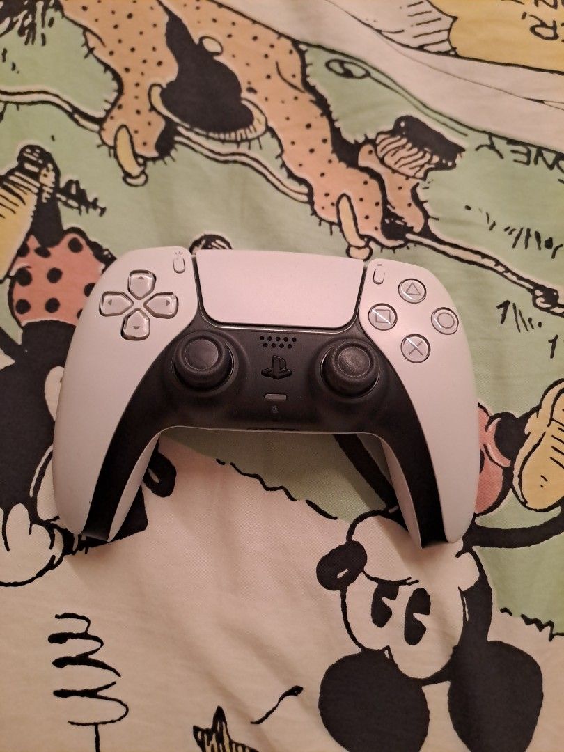 Ps5 controller (Category: Controllers) located in Singapore. Submitted by mysticpenguin_ac834d (Listing ID 1465143188, Image 1). Description: almost new barely used at all because no more ps5.