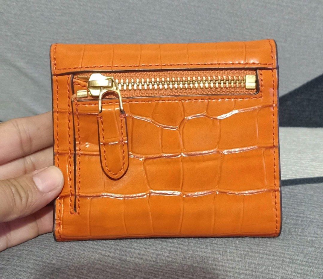 Ralph Lauren Leather Compact Wallet (Authentic) (Category: Luxury Bags & Wallets) located in Manila. Submitted by freshfindresale (Listing ID 1465090291, Image 3). Description: Sobrang kinis Sobrang ganda No flaws Like new.