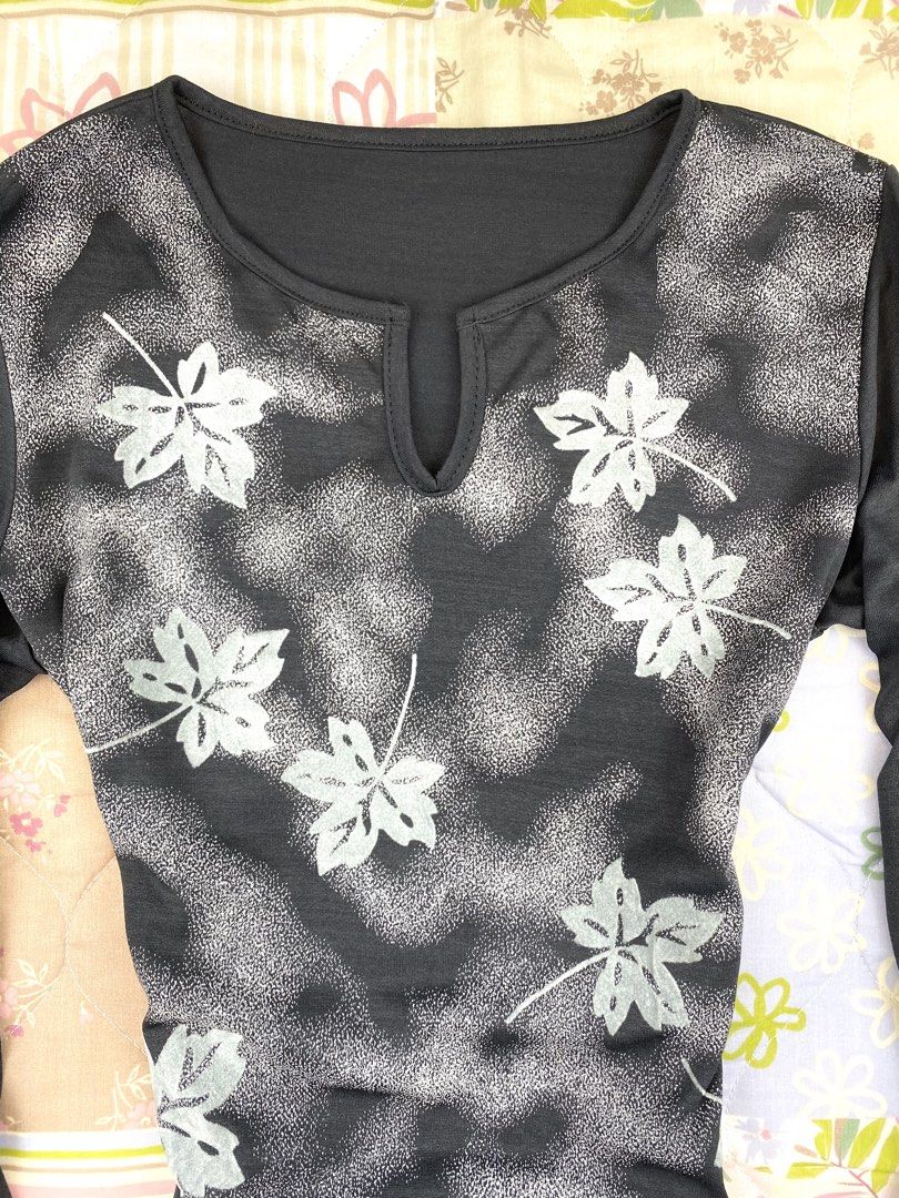 Random Graphic Maple Leaves Keyhole Top (Category: Longsleeves) located in Angeles City. Submitted by fruits.ph (Listing ID 1465033830, Image 3). Description: Measurements B:16” W:14” L:22” Sleeve Length: 21.5”(from tip of shoulder to sleeve hem) Size on Tag: ❌ Best Fit: M-L *Flat lay measurements* Mannequin Size: M (34”; 25”) Color Rate: 10/10 Flaws: None Fabric Type: Cotton/ Stretchable Fabric ***Color may vary due to lighting. This item is pro