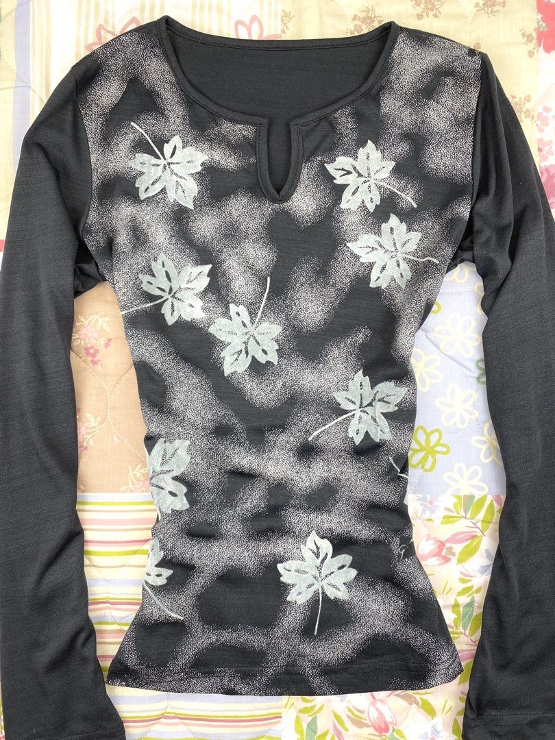 Random Graphic Maple Leaves Keyhole Top (Category: Longsleeves) located in Angeles City. Submitted by fruits.ph (Listing ID 1465033830, Image 2). Description: Measurements B:16” W:14” L:22” Sleeve Length: 21.5”(from tip of shoulder to sleeve hem) Size on Tag: ❌ Best Fit: M-L *Flat lay measurements* Mannequin Size: M (34”; 25”) Color Rate: 10/10 Flaws: None Fabric Type: Cotton/ Stretchable Fabric ***Color may vary due to lighting. This item is pro