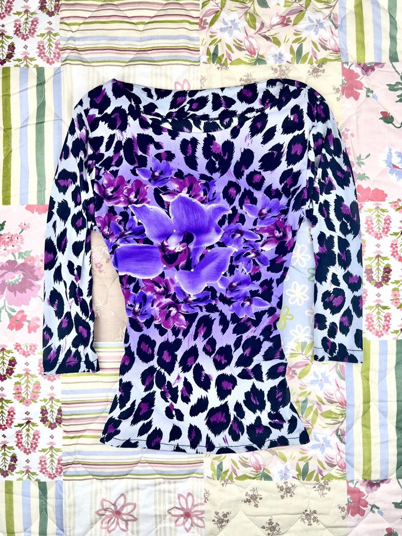 Random Leopard & Orchid Print Boatneck Top (Category: Longsleeves) located in Angeles City. Submitted by fruits.ph (Listing ID 1465063088, Image 1). Description: Measurements B:17” W:15” L:22” Sleeve Length: 15”(from tip of shoulder to sleeve hem) Size on Tag: ❌ Best Fit: M-L *Flat lay measurements* Mannequin Size: M (34”; 25”) Color Rate: 10/10 Flaws: None Fabric Type: Mesh/ Stretchable Fabric ***Color may vary due to lighting. This item is prop