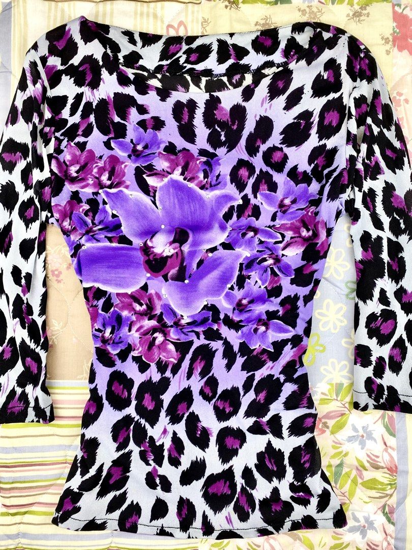 Random Leopard & Orchid Print Boatneck Top (Category: Longsleeves) located in Angeles City. Submitted by fruits.ph (Listing ID 1465063088, Image 2). Description: Measurements B:17” W:15” L:22” Sleeve Length: 15”(from tip of shoulder to sleeve hem) Size on Tag: ❌ Best Fit: M-L *Flat lay measurements* Mannequin Size: M (34”; 25”) Color Rate: 10/10 Flaws: None Fabric Type: Mesh/ Stretchable Fabric ***Color may vary due to lighting. This item is prop