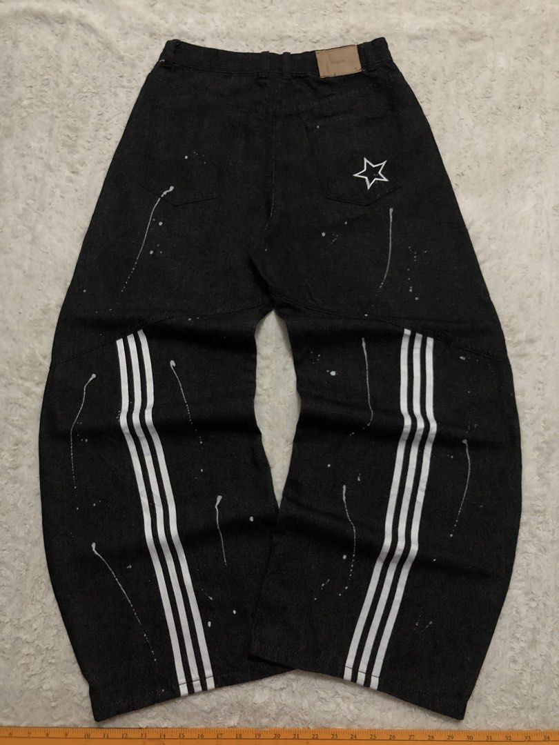 Raw denim barrel pants (Category: Jeans) located in Canaman. Submitted by thriftmoboss (Listing ID 1465001077, Image 1). Description: 📌black raw denim paint-splatter streetwear jeans cotton 100% Hard denim 95% Crispy condition ✅ W-32 L- 42 T-12 Hem-11. 5 As new condition✅ Crisp condition✅ No issue Price:850🏷️ ‎ ‎•✅PLUS SHIPPING FEE (+75) ‎•🔵MOP: G CASH ‎•🟥COURIER: JnT ‎•📍LOC:Magsaysay, Naga city ,Camarines Sur 🌫️.
