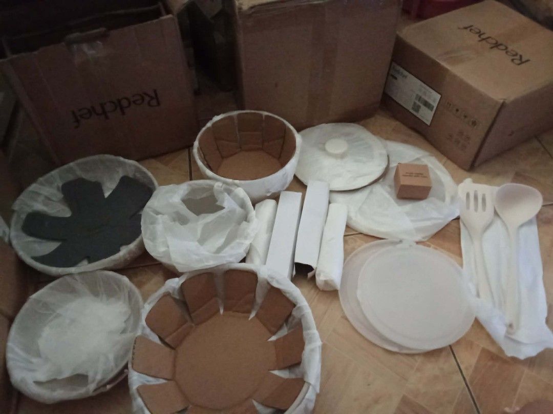 Red chef 16pcs set (Category: Cookware & Accessories) located in Las Pinas. Submitted by mommys_koleksyon011 (Listing ID 1465128060, Image 2). Description: BNEW set baby pink color red chef 16pcs.