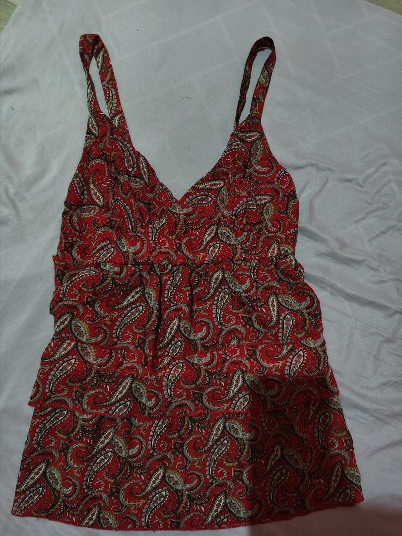 Red Paisley sleeveless top (Category: Blouses) located in Alburquerque. Submitted by dzm.ancn0 (Listing ID 1462355705, Image 2). Description: size s-m may zipper sa gilid can be worn as halter top.