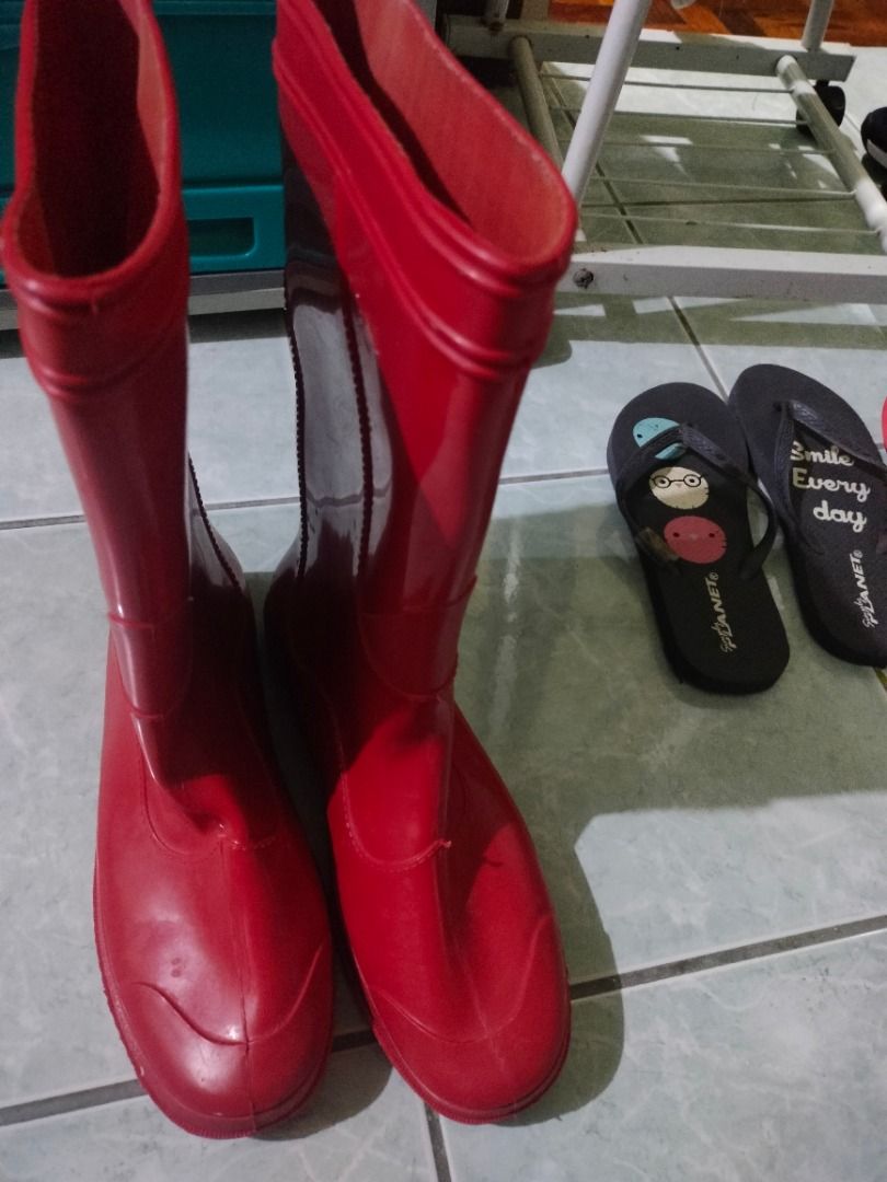 Red Rain Boots Size 9 Rubber Boots (Category: Boots) located in San Pedro. Submitted by leviandmillie (Listing ID 1464972124, Image 2). Description: ‼️PICK UP ONLY‼️ ‼️Kindly read all the information.‼️ 💰Selling Price: ₱100 DETAILS: • Size 9 clearly marked on the outsole • Red tall rain boots • Pull-on design • Waterproof-style molded construction • Rounded toe • Raised heel • Deep patterned outsole for grip • R and L markings on soles • Number 