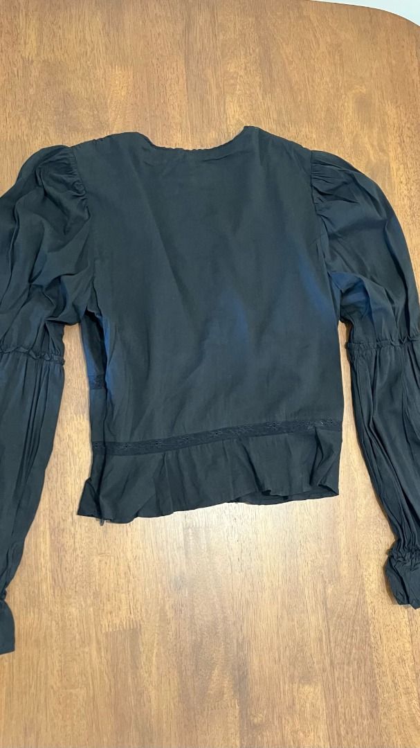 Reformation Black Meadowlark Top / US 2 (Category: Longsleeves) located in Pasig City. Submitted by precipitation_ (Listing ID 1464995908, Image 3). Description: DETAILS • Brand: Reformation • Style: Meadowlark Top • Size: 2 • Color: Black • Original price: ₱6,800 • Worn 2x • Condition: Like New PAYMENT GCash / BPI / BDO / MariBank 📦 Shipping via courier, shouldered by buyer. 📍 Location: Allegra Residences, Pasig City Preloved item. Please chec