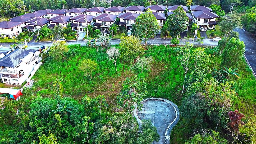 Residential Lots (Category: Lot) located in Antipolo. Submitted by eastside_estatesph (Listing ID 1465008738, Image 3). Description: 🔥 𝟱𝟬% 𝗗𝗜𝗦𝗖𝗢𝗨𝗡𝗧 𝗣𝗥𝗢𝗠𝗢 𝗔𝗟𝗘𝗥𝗧 🔥 Sun Valley Estates Residential Lots For SALE! Dreaming of your own space surrounded by nature? 🌳 Now's your chance! Secure your residential lot overlooking Sun Valley golf course, Antipolo City and enjoy a 50% DISCOUNT for outright cash purchases! Boundary of Sun V