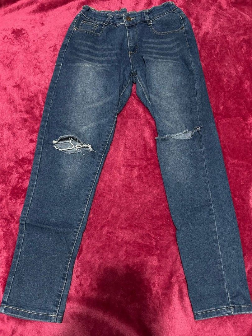 Ripped pants denim (Category: Jeans) located in Manila. Submitted by coolstuffs__ (Listing ID 1465161573, Image 2). Description: size 26-27 no when worn pic sakto sa 5 flat hanggan ankles.