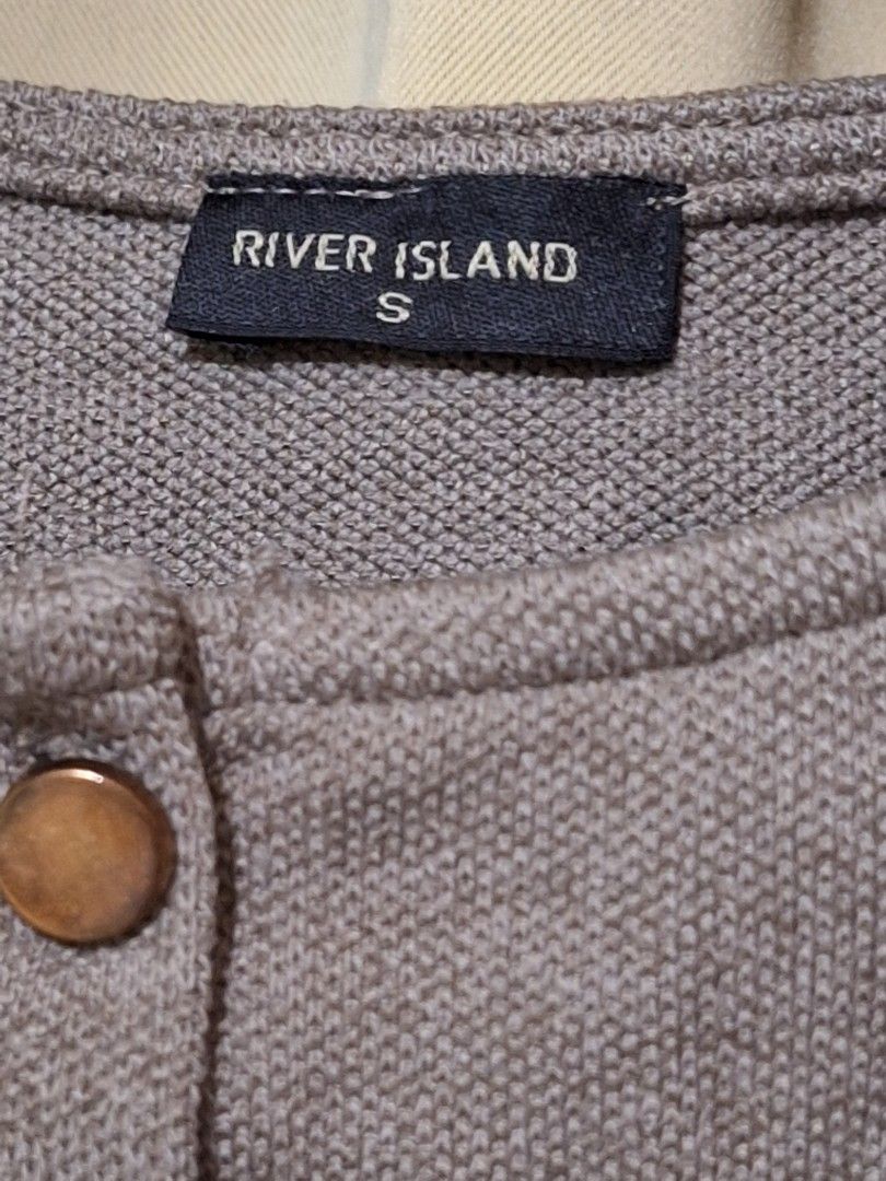 River Island Brown Button Up Tank Top Size S (Category: Sleeveless) located in Manila. Submitted by viiiieve (Listing ID 1464977596, Image 2). Description: - Brand: River Island - Size: S (UK 8 / EUR 36) - Material: 95% cotton, 5% elastane (textured knit) - Color: Brown - Details: Front button closure with metallic bronze-toned buttons - Origin: Made in Turkey .
