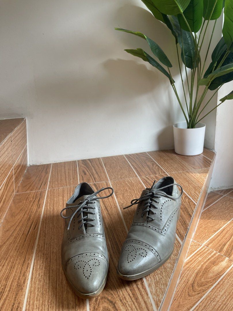 Rococo Gray Sandals (Category: Dress Shoes) located in Bulacan. Submitted by johnivanqu27099 (Listing ID 1465008671, Image 2). Description: Rococo Gray Sandals • Size: EU 39 • Style: Classic • Color: Gray ₱999.