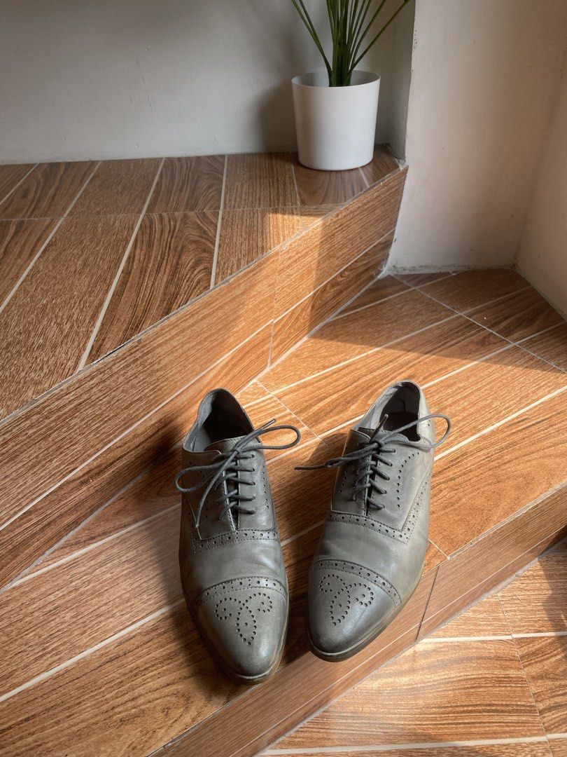 Rococo Gray Sandals (Category: Dress Shoes) located in Bulacan. Submitted by johnivanqu27099 (Listing ID 1465008671, Image 3). Description: Rococo Gray Sandals • Size: EU 39 • Style: Classic • Color: Gray ₱999.