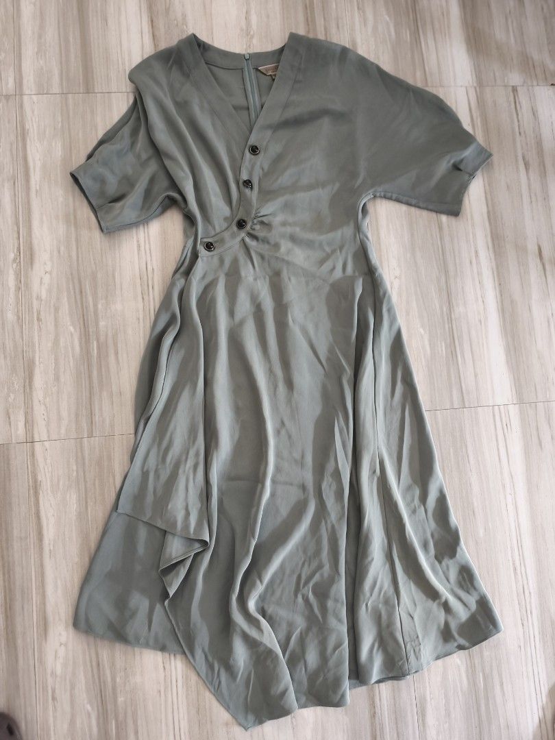 Sage green midi dress (Category: Dresses) located in Manila. Submitted by pearlichelle (Listing ID 1464994509, Image 1). Description: sage green midi dress size: small.