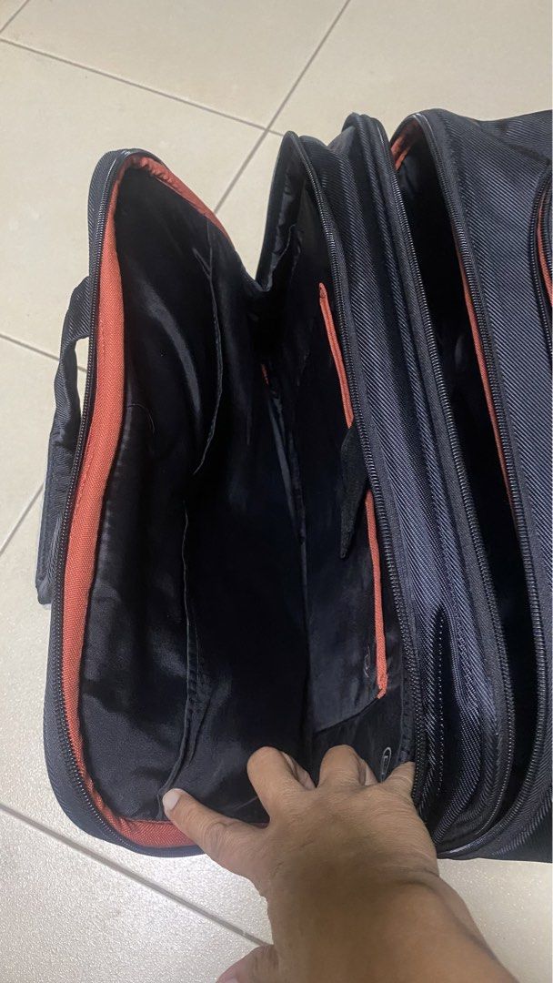 Samsonite pilot kuggage (Category: Briefcases) located in Makati City. Submitted by astroboy612 (Listing ID 1465121169, Image 3). Description: Preloved Samsonite pilot luggage/ bag Lots of compartments, w/ laptop space..