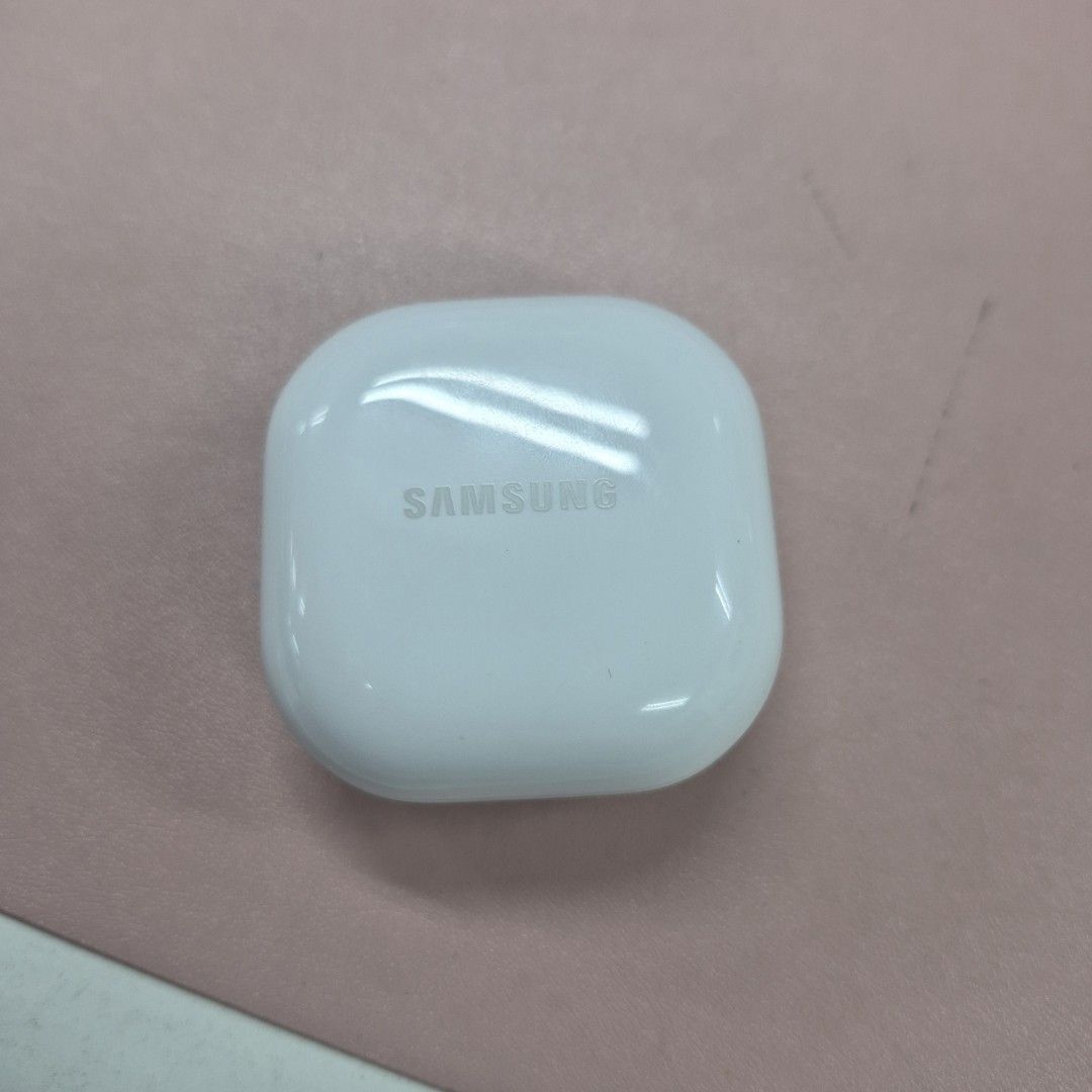 Samsung Galaxy Buds 2 (complete set with accessories) (Category: Earphones) located in Cavite. Submitted by clviray (Listing ID 1465145477, Image 3). Description: For sale: Original Samsung Galaxy Buds 2 RFS: hindi na nagagamit, nag-upgrade sa latest model. Issue: may bangas po kaunti yung Left Earbuds (see picture) yun lang po issue pero yung performance solid pa rin. 2-way dynamic speakers (woofer and tweeter), active noise cancellation (ANC), 