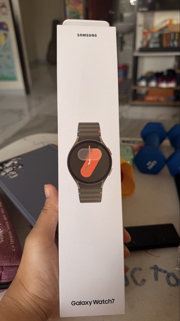 Samsung Galaxy Watch 7 (Category: Wearables & Smart Watches) located in Quezon City. Submitted by elielise (Listing ID 1464973989, Image 1). Description: 40 mm brand new and sealed Reason: Gift sya to me but di pala compatible sa Iphone ko.