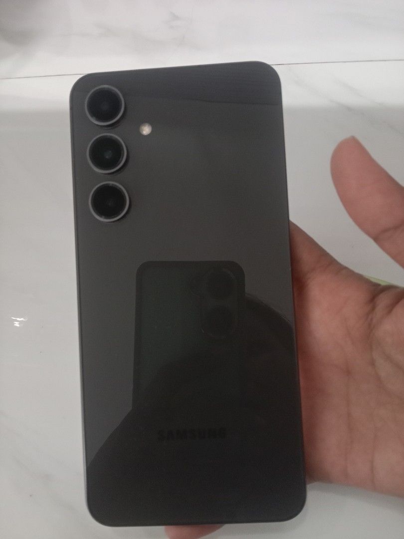Samsung s24 fe (Category: Samsung) located in Caloocan City. Submitted by jov014 (Listing ID 1465160170, Image 1). Description: rush swap or selling Samsung s24 fe 128 issue dents need cash location north Caloocan.