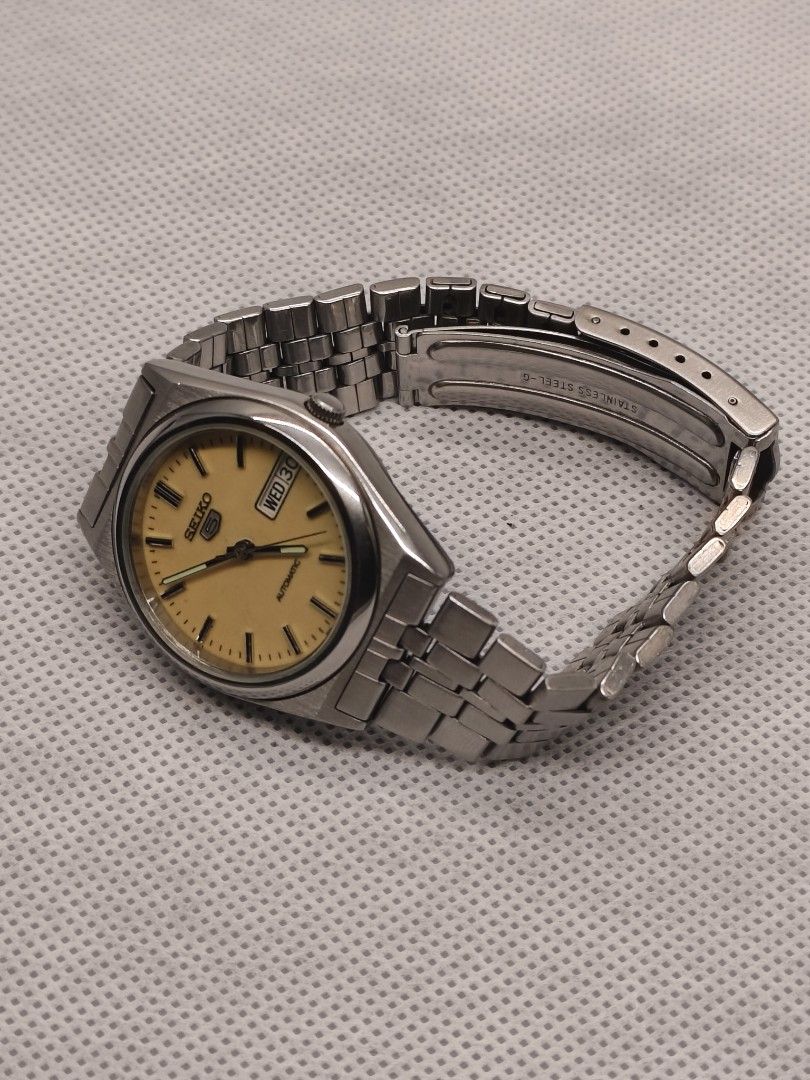 Seiko 5 Automatic 7009-3130 (Category: Men's Watches) located in Pasig City. Submitted by timepiece-and-co (Listing ID 1465051577, Image 2). Description: Automatic Movement: It features a mechanical movement (typically a caliber like the Seiko 7009 or 7S26). The watch winds itself naturally through the regular motion of your wrist. It does not require a battery. Day and Date Display: A dual-calendar window is built seamlessly into the 3 o'clock p