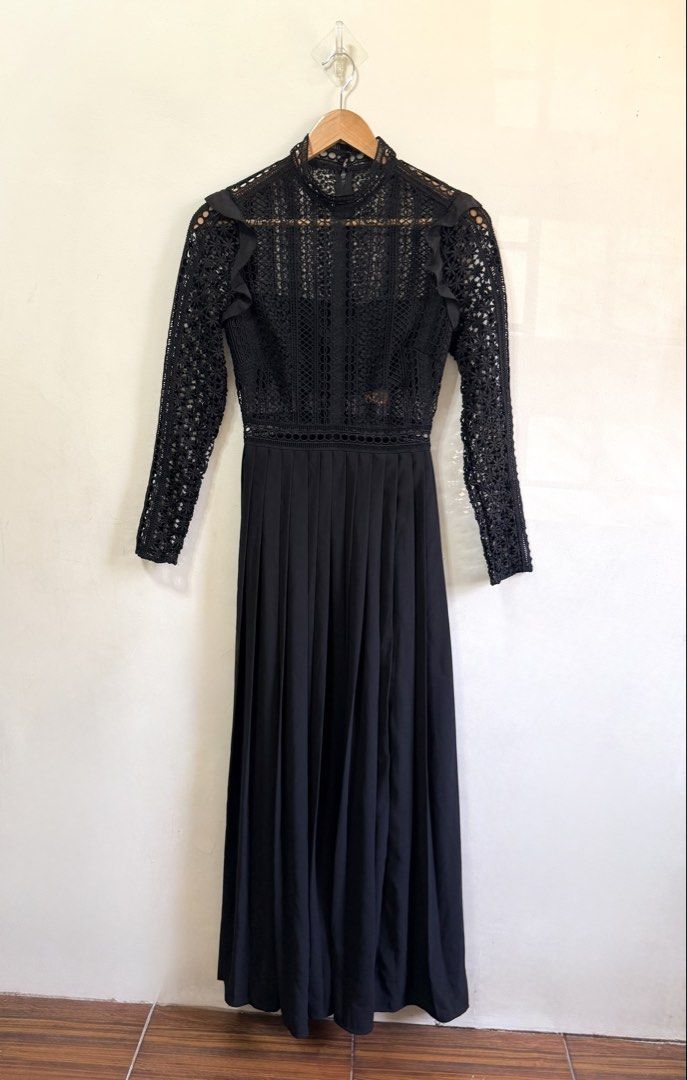 Self Portrait dress (Category: Dresses) located in Tarlac. Submitted by giannisdeclutters4106 (Listing ID 1465169759, Image 2). Description: Tarlac City | J&T | Gcash MOP SELF-PORTRAIT • intricate geometric guipure lace bodice and long sleeves • subtle ruffle trim along the shoulders, a high mock-neck collar, and a fluid, accordion-pleated maxi skirt. •with slit Size: XS Waist measurement: 25” (12.5” when laid flat) Retails at $567 Selling for ₱2