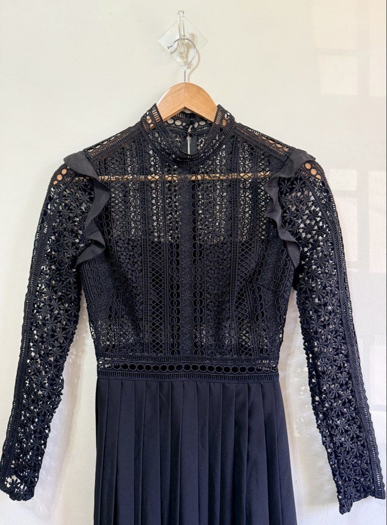 Self Portrait dress (Category: Dresses) located in Tarlac. Submitted by giannisdeclutters4106 (Listing ID 1465169759, Image 3). Description: Tarlac City | J&T | Gcash MOP SELF-PORTRAIT • intricate geometric guipure lace bodice and long sleeves • subtle ruffle trim along the shoulders, a high mock-neck collar, and a fluid, accordion-pleated maxi skirt. •with slit Size: XS Waist measurement: 25” (12.5” when laid flat) Retails at $567 Selling for ₱2