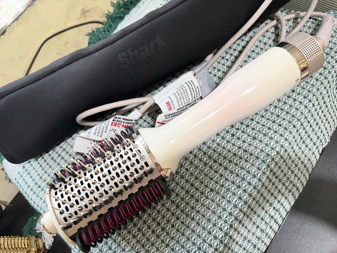 Shark SmoothStyle Heated Comb & Blow Dryer Brush (Category: Hair) located in Makati City. Submitted by bonitaab_ (Listing ID 1465052887, Image 1). Description: - Well used. If you’re looking for a blower AND thermal brush in one, this is the BEST option. Please manage your expectations as there are obvious signs of use. i loooove using this brush, very easy and takes u 5-10 mins (short hair) lang to dry and style, just make sure your hair is 70% 