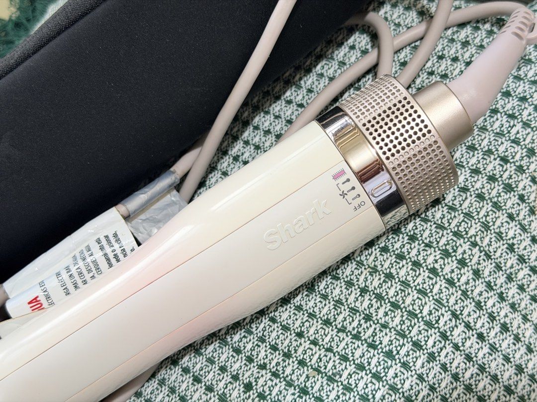 Shark SmoothStyle Heated Comb & Blow Dryer Brush (Category: Hair) located in Makati City. Submitted by bonitaab_ (Listing ID 1465052887, Image 3). Description: - Well used. If you’re looking for a blower AND thermal brush in one, this is the BEST option. Please manage your expectations as there are obvious signs of use. i loooove using this brush, very easy and takes u 5-10 mins (short hair) lang to dry and style, just make sure your hair is 70% 