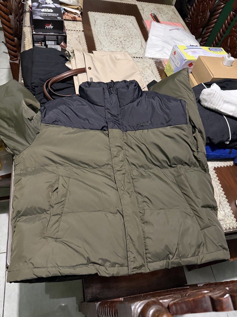 Shein Puffer Jacket (Category: Coats, Jackets and Outerwear) located in Manila. Submitted by jktl3 (Listing ID 1465015786, Image 1). Description: Shein Cropped Puffer Jacket - Black/Green Bnew. Never used. Width x Length: 27” x 24-25” Yes cropped siya. Selling for only 700 pesos. Almost half the price. Meetups: BGC (Mitsukoshi) - depending on the days LRT2 Pureza Station (most weekdays) Shipping: Grab/Lalamove at buyer’s expense .