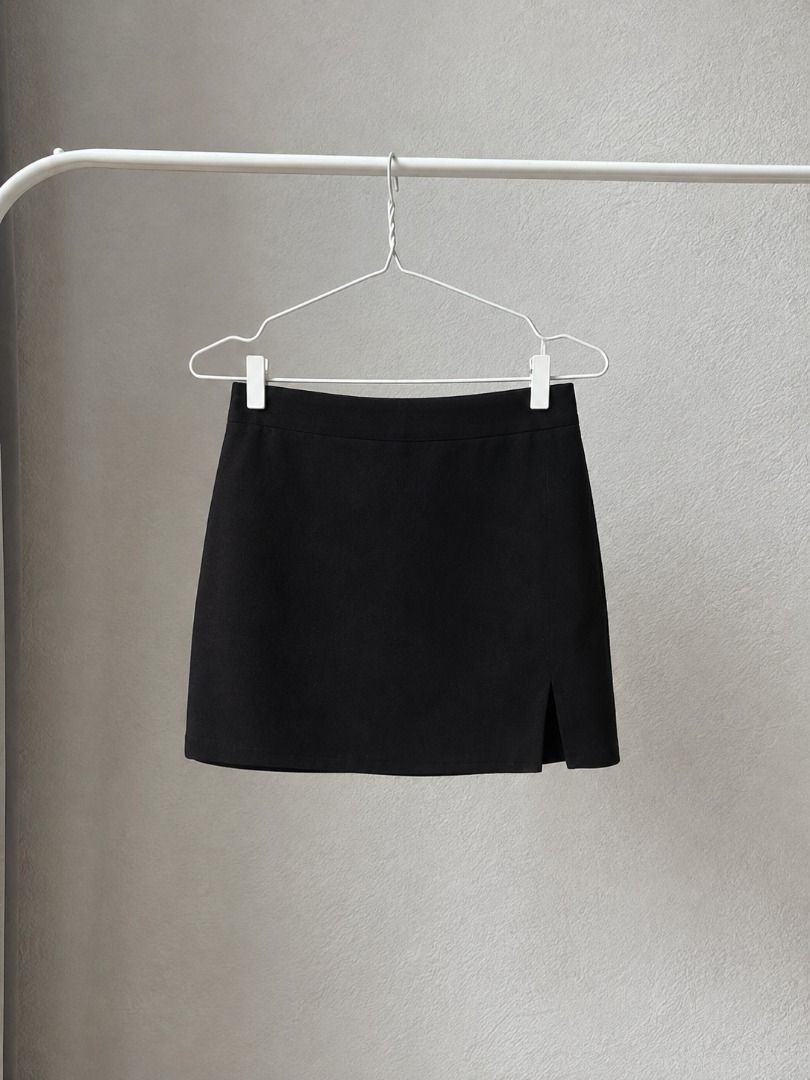 SHEIN Short Palda | Skort (Category: Skirts) located in Quezon City. Submitted by chandriasw17835 (Listing ID 1465040327, Image 1). Description: Still in excellent condition with no major flaws, stains, or damage. Never been used too small. Brand new natanggal lang yung tag 📎 Color: Black 📎 Material: Polyester + Spandex/Elastane 📎 Size: Medium (Please message me for exact measurements if needed.) W - (13) 26 | L- 15-16 NOTE: No cancellation on