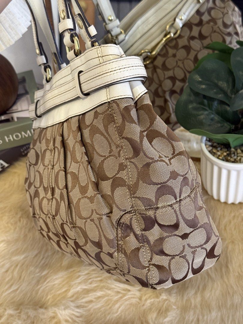 shoulder bag caryall white tote (Category: Shoulder Bags) located in Manila. Submitted by evieanne (Listing ID 1465040996, Image 3). Description: looks new pa.