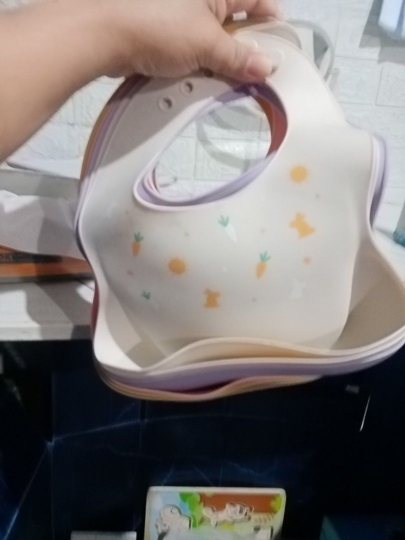 Silicone Baby Feeding Bib, per piece (Category: Other Baby Bathing & Changing Needs) located in Caloocan City. Submitted by 4kidsstore (Listing ID 1465040864, Image 2). Description: .