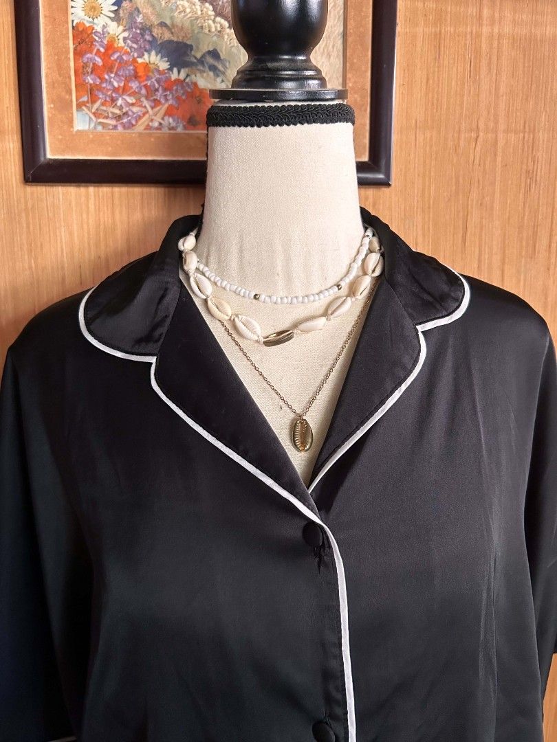 Silk batwing boxy type sleepwear (Category: Undergarments & Loungewear) located in Alicia. Submitted by glambercena (Listing ID 1465025648, Image 3). Description: silk Small on tag, top kinda medium in size Short is small batwing sleeves, boxy type.
