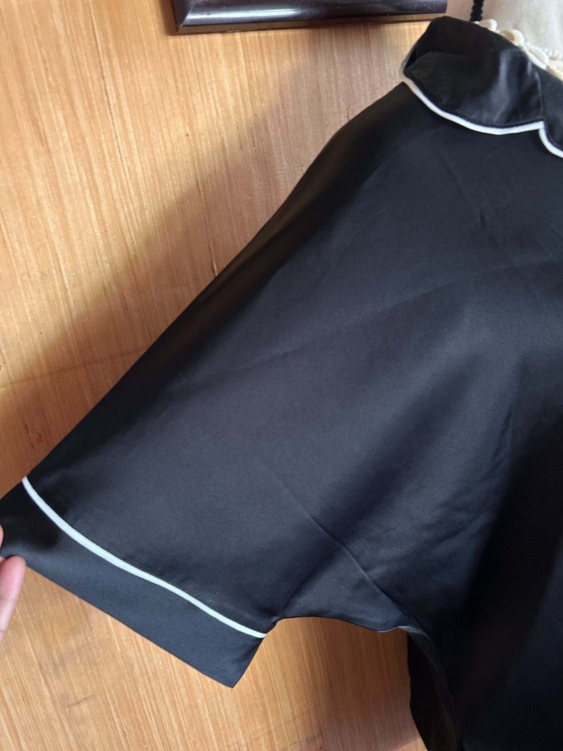 Silk batwing boxy type sleepwear (Category: Undergarments & Loungewear) located in Alicia. Submitted by glambercena (Listing ID 1465025648, Image 2). Description: silk Small on tag, top kinda medium in size Short is small batwing sleeves, boxy type.