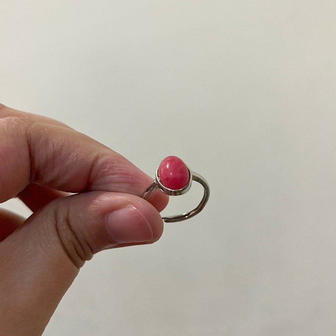 Silver ring with pink oval stone adjustable size (Category: Rings) located in San Pedro. Submitted by rainyydayy (Listing ID 1465114243, Image 1). Description: - Silver-toned metal ring with a vibrant pink oval gemstone - Smooth bezel setting with a polished finish - Adjustable band design fits various finger sizes easily - Lightweight and comfortable for all-day wear - Simple, eye-catching daily accessory with minimal wear.