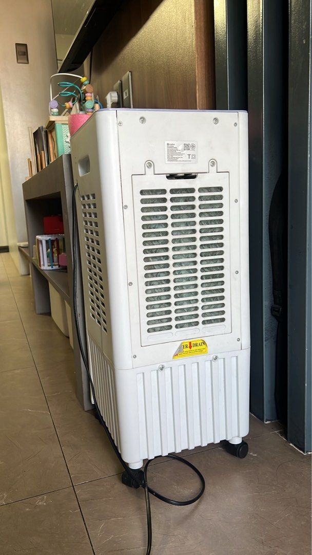 SIMPLUS Air Cooler 10L Water Tank (Category: Air Conditioning and Heating) located in Taguig. Submitted by alxthegr (Listing ID 1465057794, Image 3). Description: Selling: Simplus Air Cooler / Cooling Fan – 10L Water Tank ❄️ ✔️ 10L large water tank ✔️ Air cooling fan ✔️ Comes with remote control ✔️ Portable with wheels — easy to move around ✔️ Great for bedroom, living room, workspace, or small spaces ✔️ Simple white design ✔️ From Simplus Offici