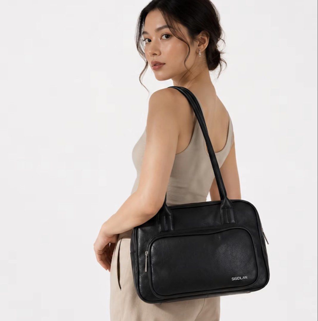 SISIDLAN MELINDA BOWLER BAG (Category: Shoulder Bags) located in Antipolo. Submitted by lovedbyjessa (Listing ID 1465146588, Image 2). Description: lighly used use only for 3 weeks training message me for actual pictures rfs : hindi na nagagamit Mode of Payment : Gotyme Mode of Delivery : Lalamove or JNT Location: Upper Antipolo, Rizal. .