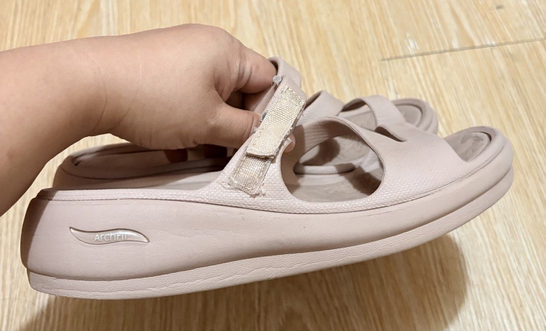 Skechers archfit w7 (Category: Sandals) located in Koronadal. Submitted by bulilitfam (Listing ID 1464969968, Image 3). Description: Ukaysource Skechers archfit Rubberize Excellnt cond Size 7 payat .