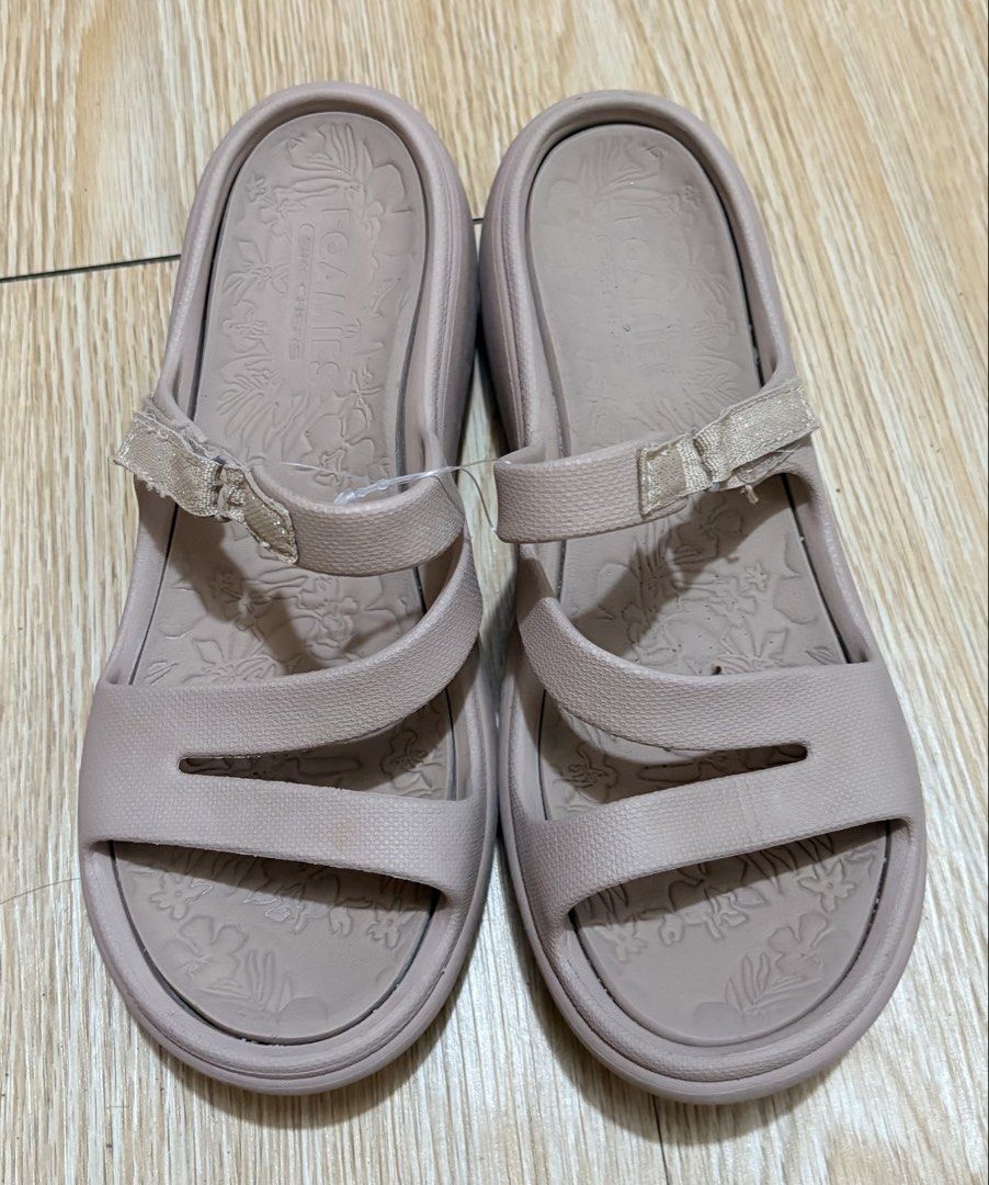 Skechers archfit w7 (Category: Sandals) located in Koronadal. Submitted by bulilitfam (Listing ID 1464969968, Image 2). Description: Ukaysource Skechers archfit Rubberize Excellnt cond Size 7 payat .