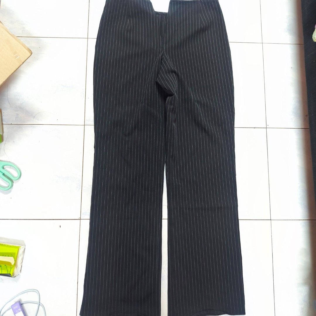 Slack stripe 🦓🦓🦓 (Category: Other Bottoms) located in Rawang. Submitted by ikin.co (Listing ID 1465131461, Image 1). Description: Seluar stripe hitam 🖤 ✨ Pinggang 16” (ukur bentang) = lebih kurang 32” ✨ Potongan selesa & nampak kemas ✨ Corak stripe halus, mudah match dengan pelbagai top Saiz anggaran: L 💰 RM30 sahaja! Siapa cepat dia dapat 🛍️🔥 cod rawang area jauh kita post.
