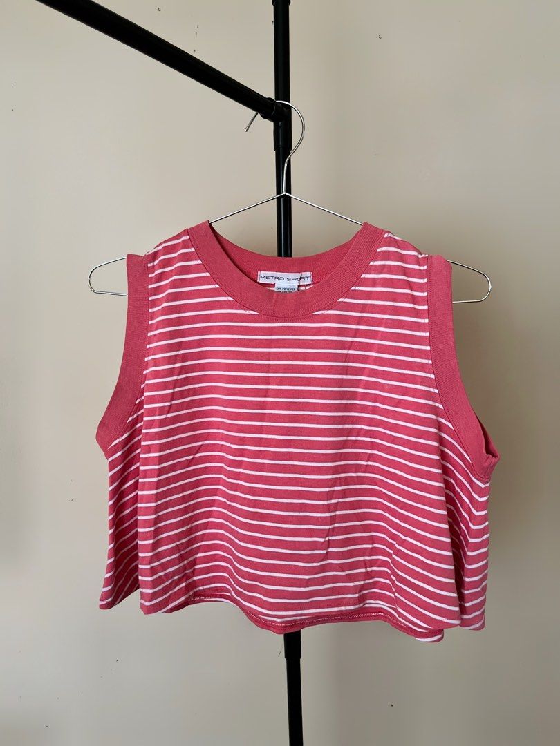 Sleeveless Shirt (Category: Sleeveless) located in Baguio. Submitted by samxsells (Listing ID 1465035639, Image 1). Description: With minimal lints L:15.5” .