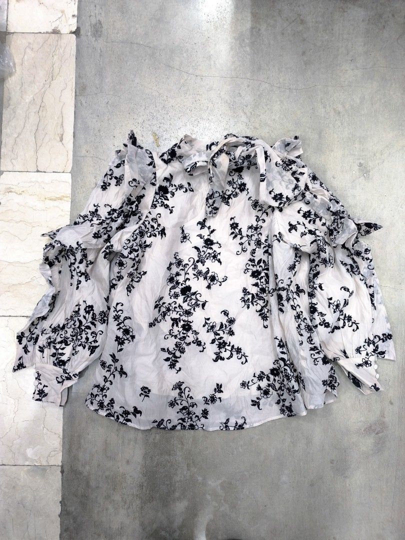 Snidel floral elegant top with lace (Category: Blouses) located in Naga. Submitted by mags61913 (Listing ID 1465005022, Image 1). Description: Snidel floral top elegant look with lace freesize fits medium to large 500+sf needs wash.