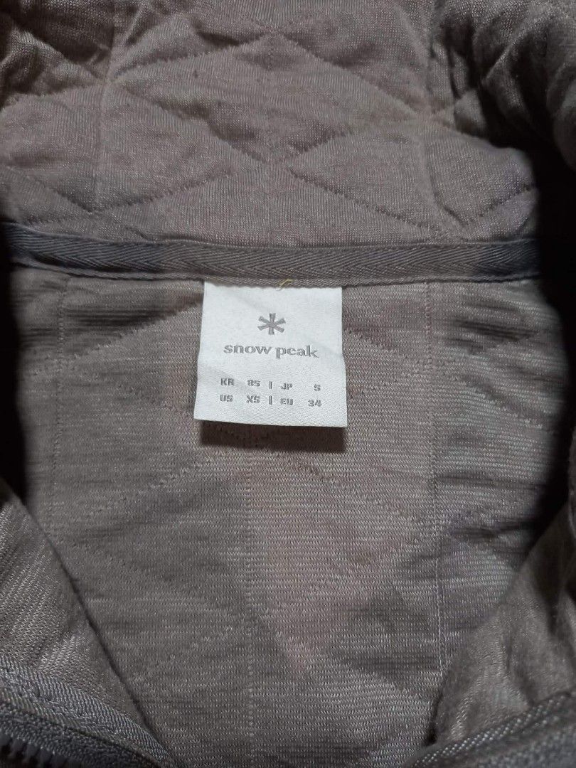 Free shipping Snow Peak Quilted Quarter-Zip Sweatshirt (Category: Coats, Jackets and Outerwear) located in Panabo. Submitted by khimmyirish_ki021126 (Listing ID 1465119191, Image 2). Description: - Brand: Snow Peak - Style: Quilted diamond pattern quarter-zip sweatshirt - Color: Brownish grey - Details: Stand-up collar with YKK zipper, small embroidered logo asterisk on sleeve, side tag, ribbed cuffs and hem - Size: US XS / KR 85 / EU 34 / JP S -