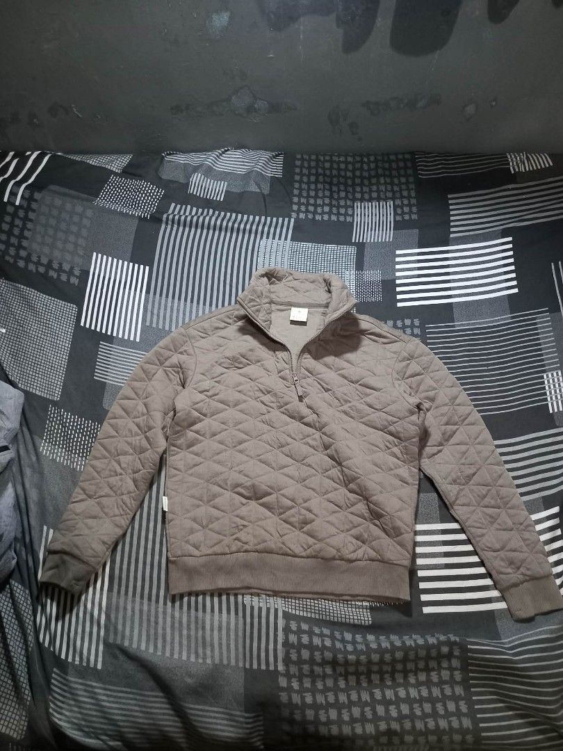Free shipping Snow Peak Quilted Quarter-Zip Sweatshirt (Category: Coats, Jackets and Outerwear) located in Panabo. Submitted by khimmyirish_ki021126 (Listing ID 1465119191, Image 1). Description: - Brand: Snow Peak - Style: Quilted diamond pattern quarter-zip sweatshirt - Color: Brownish grey - Details: Stand-up collar with YKK zipper, small embroidered logo asterisk on sleeve, side tag, ribbed cuffs and hem - Size: US XS / KR 85 / EU 34 / JP S -