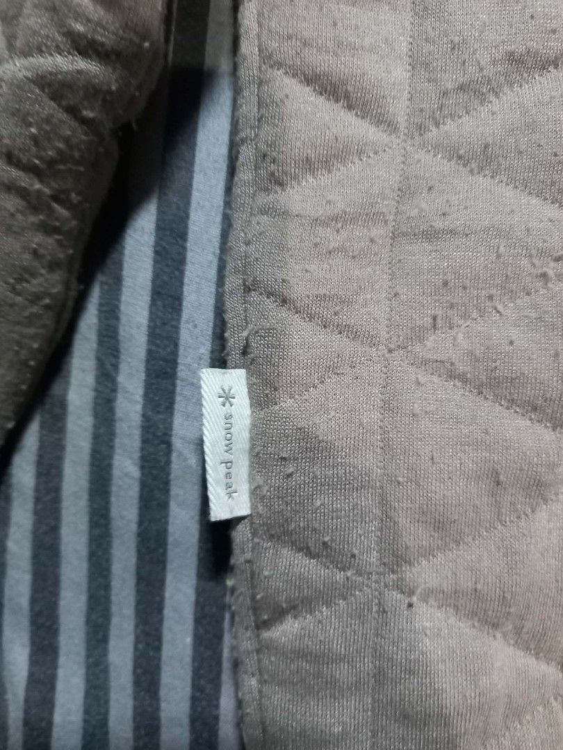 Free shipping Snow Peak Quilted Quarter-Zip Sweatshirt (Category: Coats, Jackets and Outerwear) located in Panabo. Submitted by khimmyirish_ki021126 (Listing ID 1465119191, Image 3). Description: - Brand: Snow Peak - Style: Quilted diamond pattern quarter-zip sweatshirt - Color: Brownish grey - Details: Stand-up collar with YKK zipper, small embroidered logo asterisk on sleeve, side tag, ribbed cuffs and hem - Size: US XS / KR 85 / EU 34 / JP S -