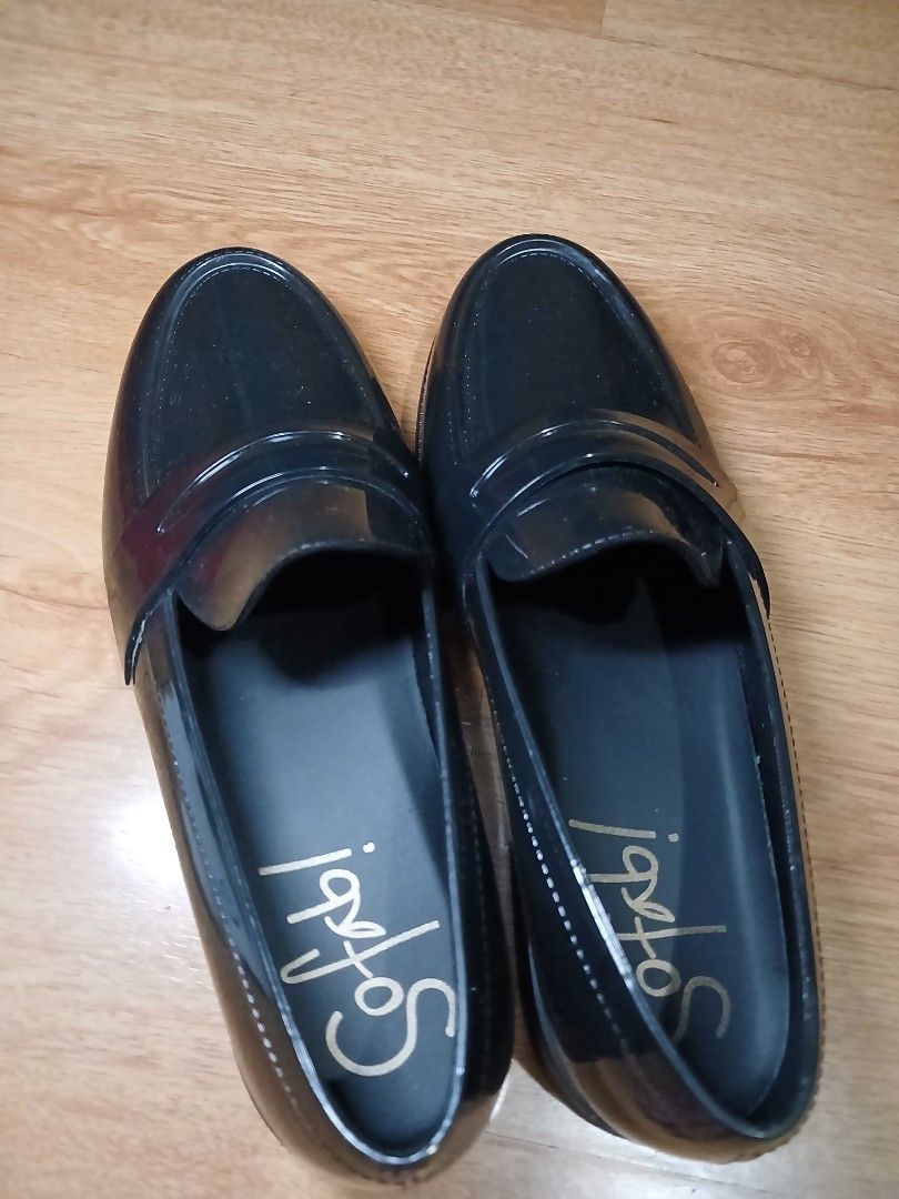Sofab Waterproof Black Loafers: Size 38 (Category: Loafers) located in Pasig City. Submitted by carmelaelizalde (Listing ID 1464977960, Image 1). Description: - Waterproof Black slip-on loafers - Heel Height: Approx. 3cm Used once. No box. RFS: big size sakin !! Price mark down !! Found an issue: namumuti yung isang pair sa bandang upper part because of shoe glue (this is the design only, the shoe itself is ok).