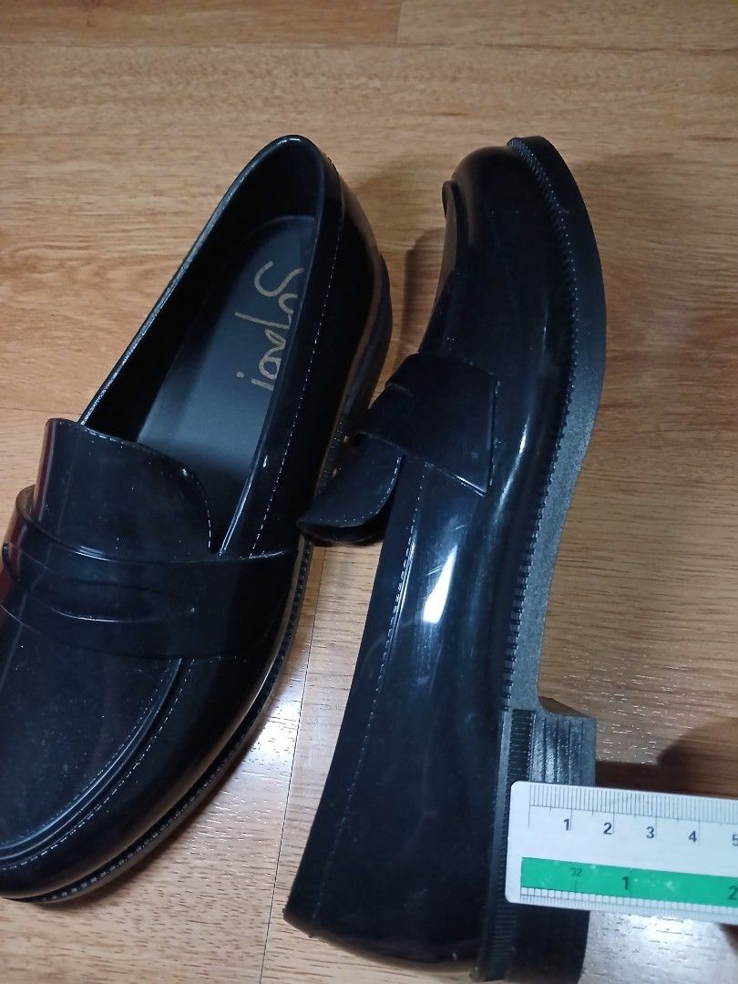 Sofab Waterproof Black Loafers: Size 38 (Category: Loafers) located in Pasig City. Submitted by carmelaelizalde (Listing ID 1464977960, Image 3). Description: - Waterproof Black slip-on loafers - Heel Height: Approx. 3cm Used once. No box. RFS: big size sakin !! Price mark down !! Found an issue: namumuti yung isang pair sa bandang upper part because of shoe glue (this is the design only, the shoe itself is ok).